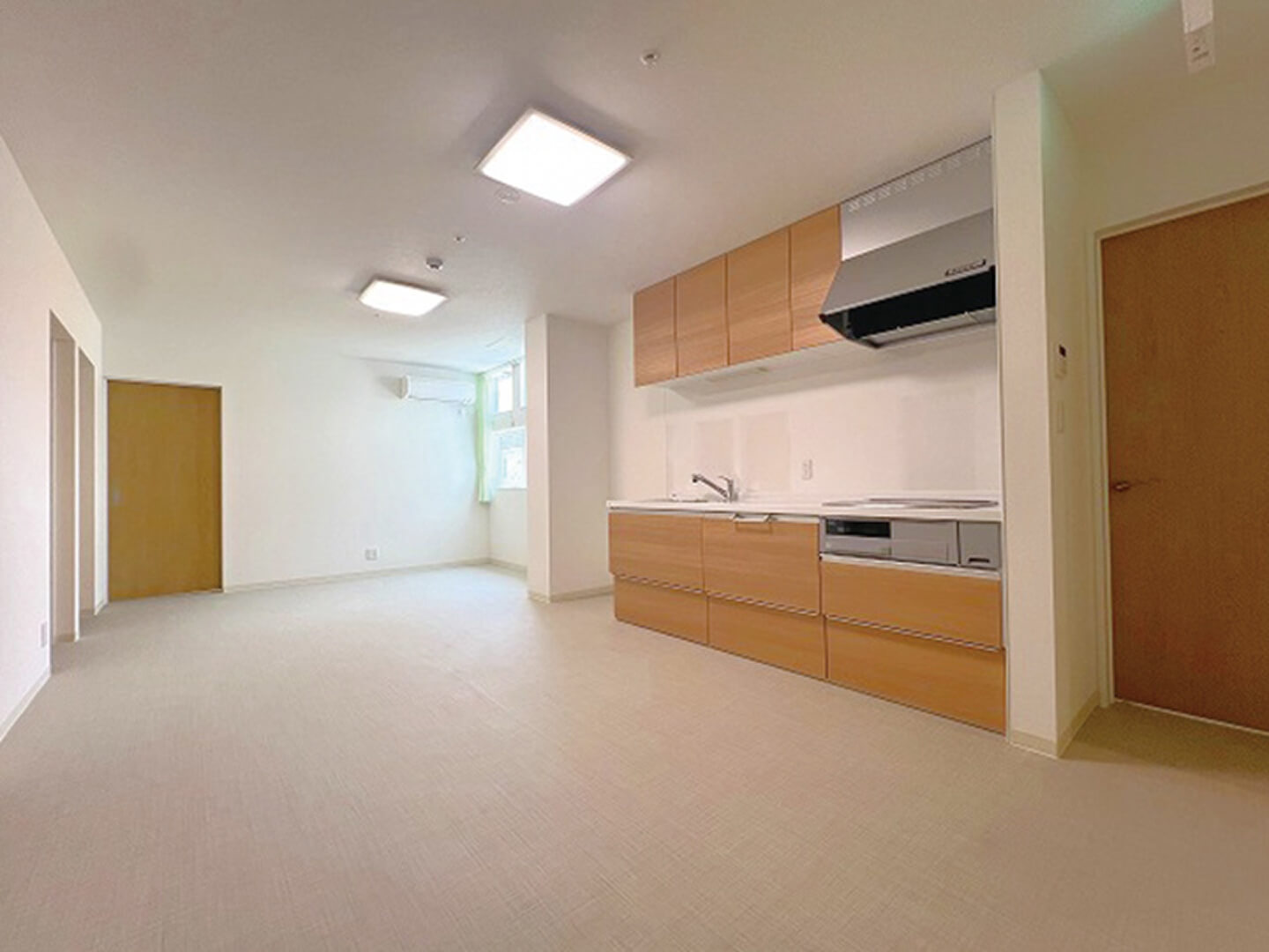 明るく広いリビングダイニングルームです