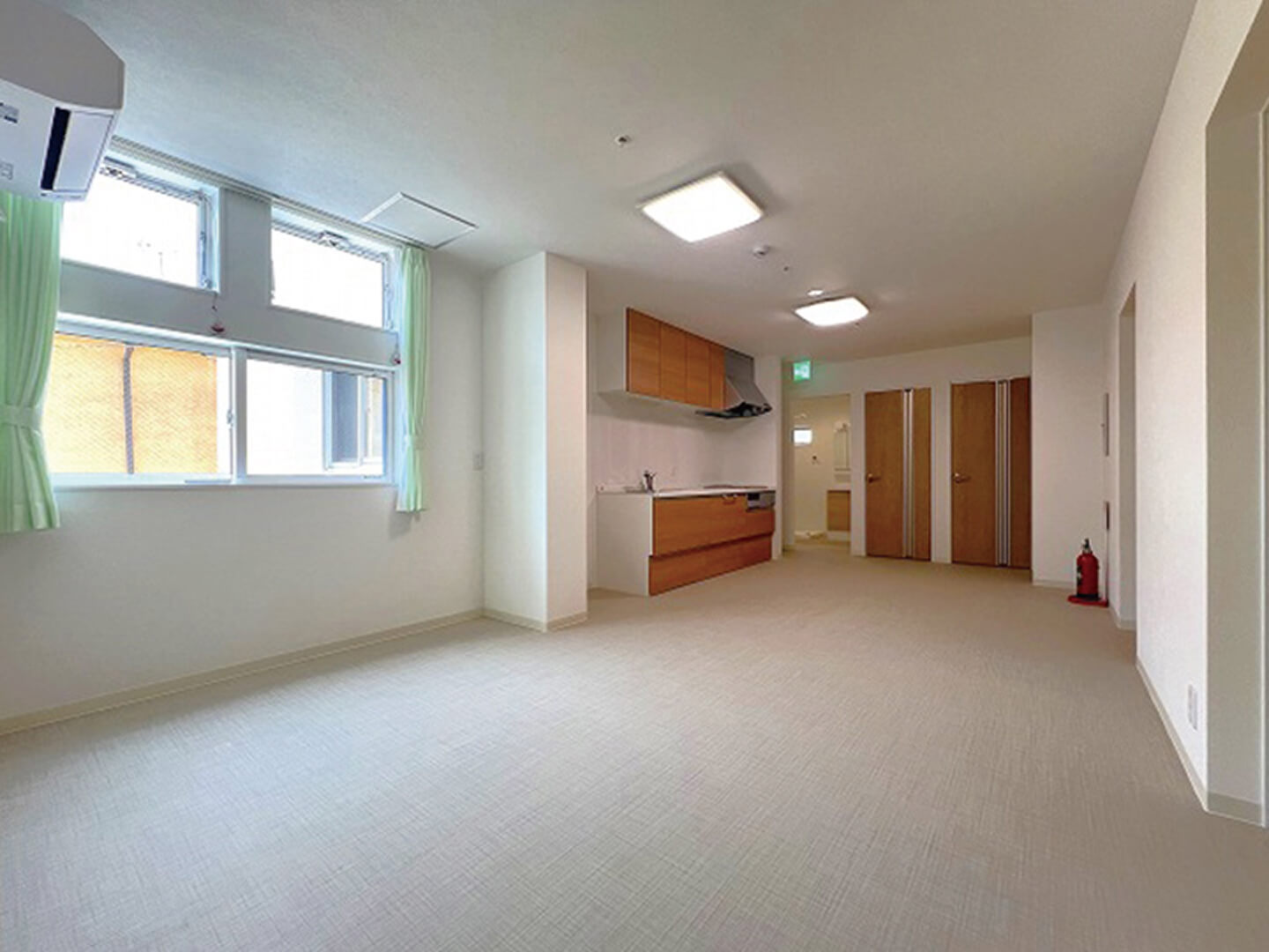 明るく広いリビングダイニングルームです