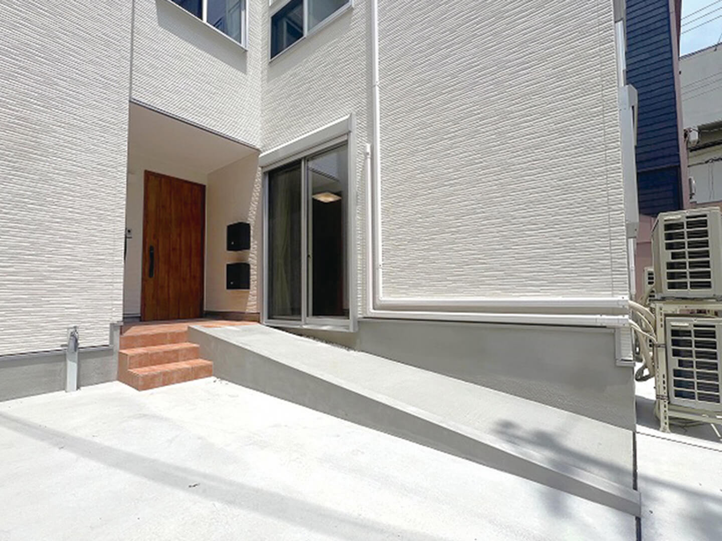 スロープがついており、車いすでもそのまま入れます