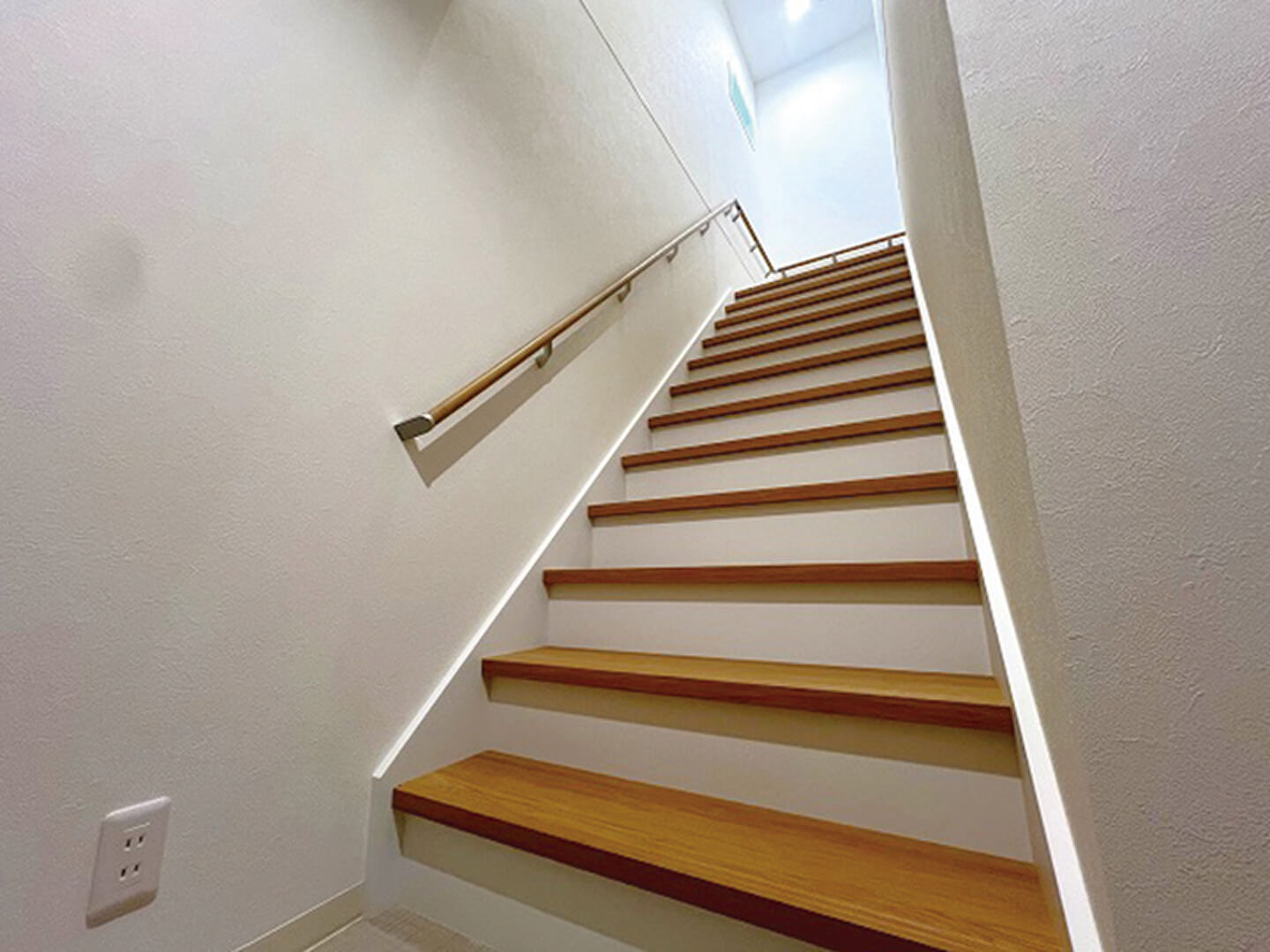 手すり付きで上がりやすい階段です