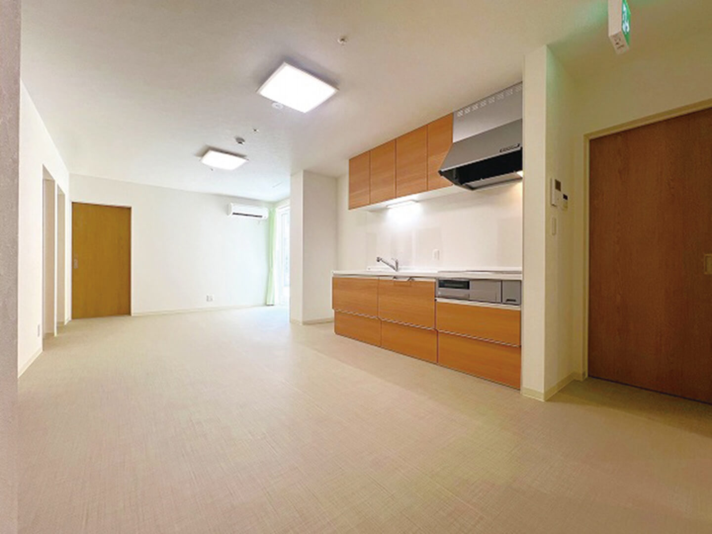 明るく広いリビングダイニングルームです