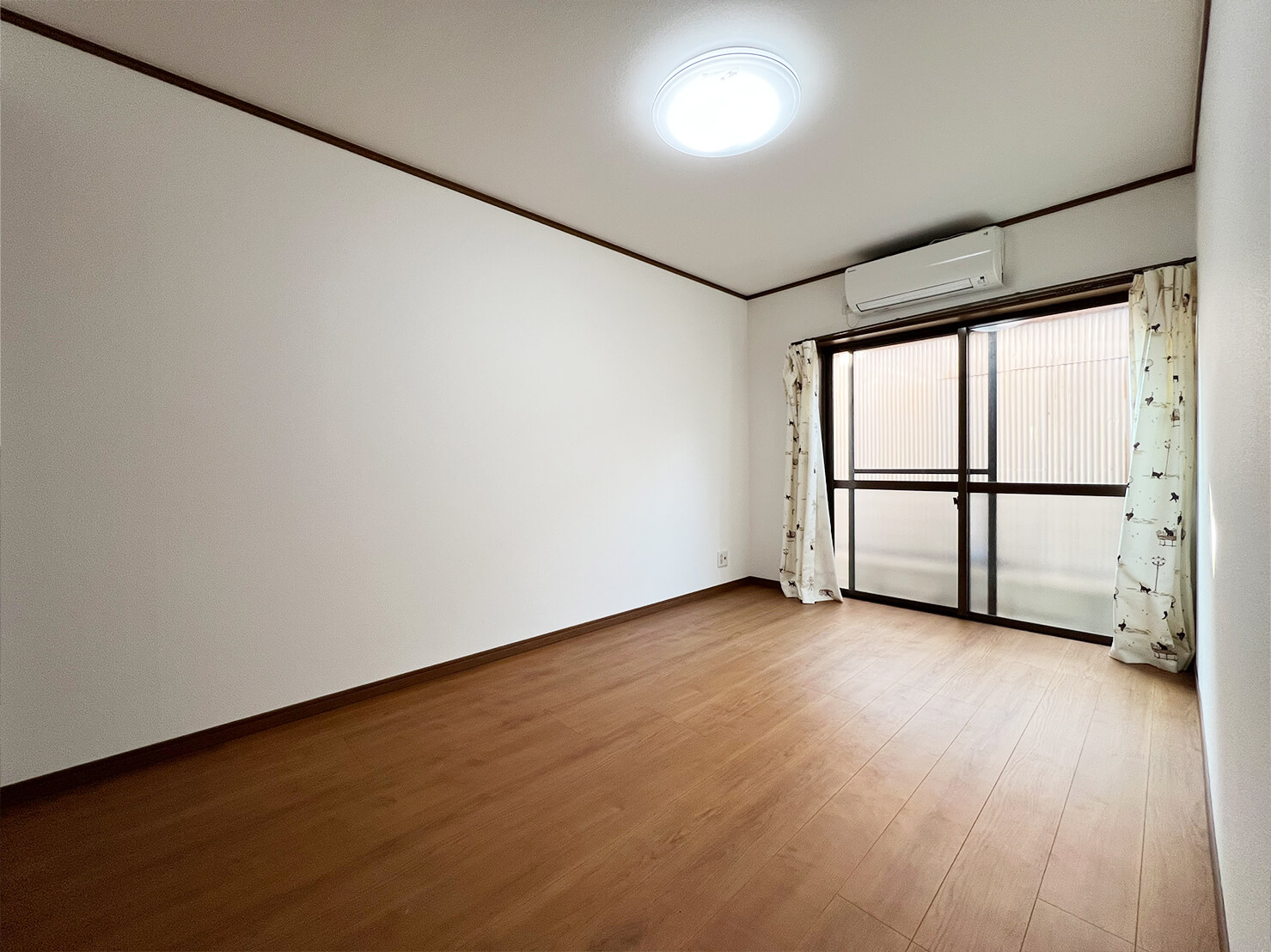 1階の洋室5帖のお部屋です