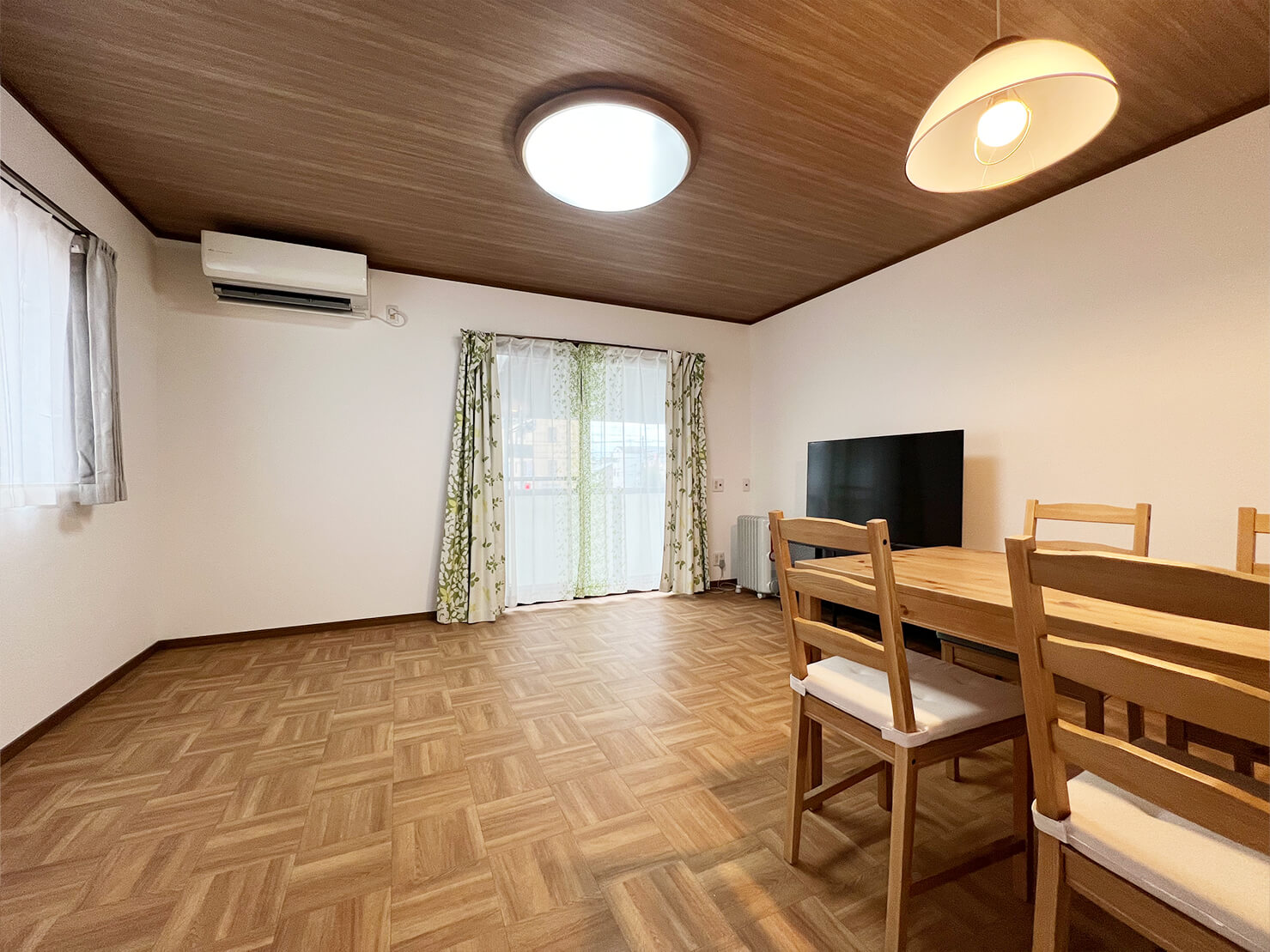 大きなテレビ完備、おしゃれなカウンターキッチンが素敵です