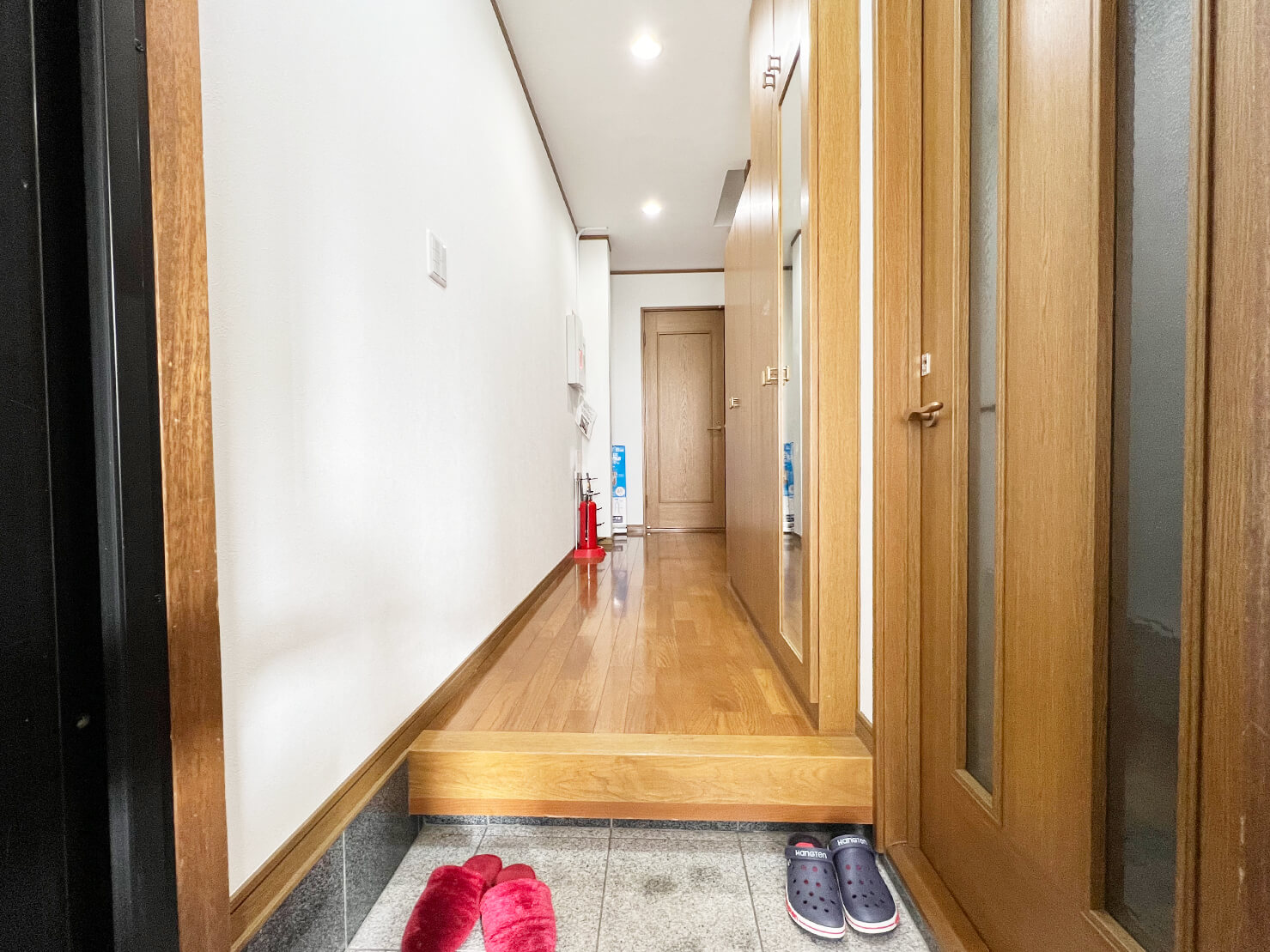 玄関すぐ横はスタッフルームになります