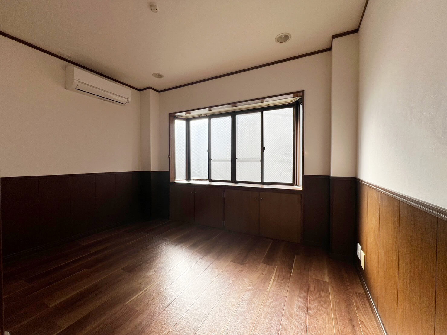 2階の洋室5帖のお部屋です