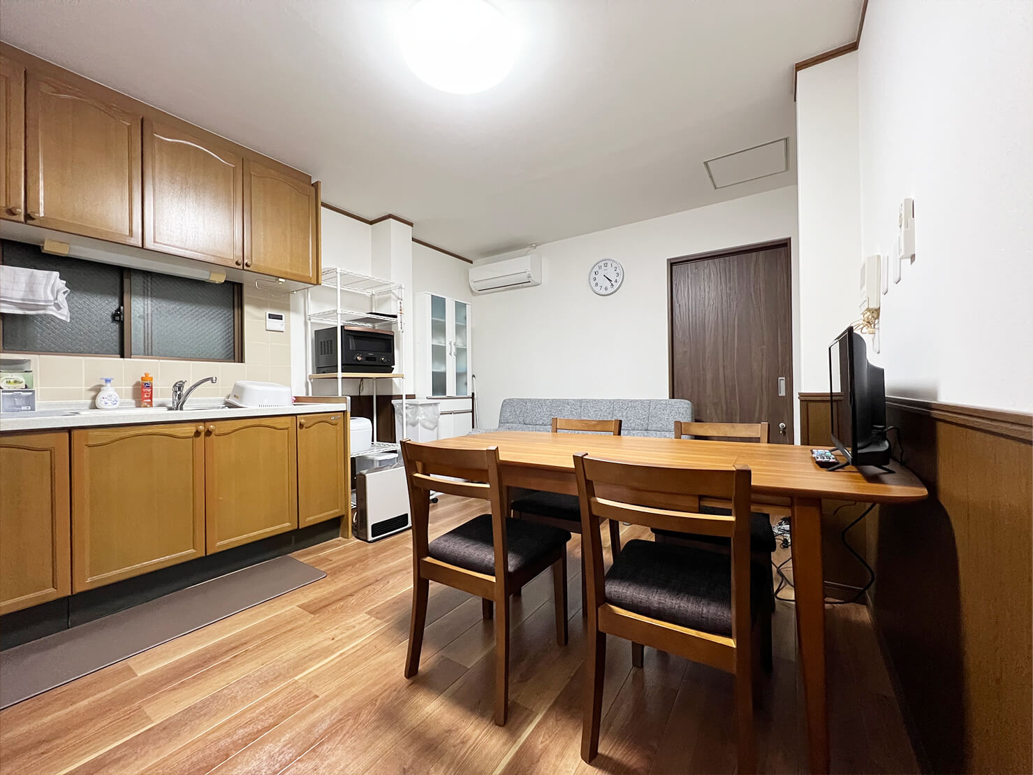 ダイニングテーブル、ソファー完備でゆっくりくつろげます